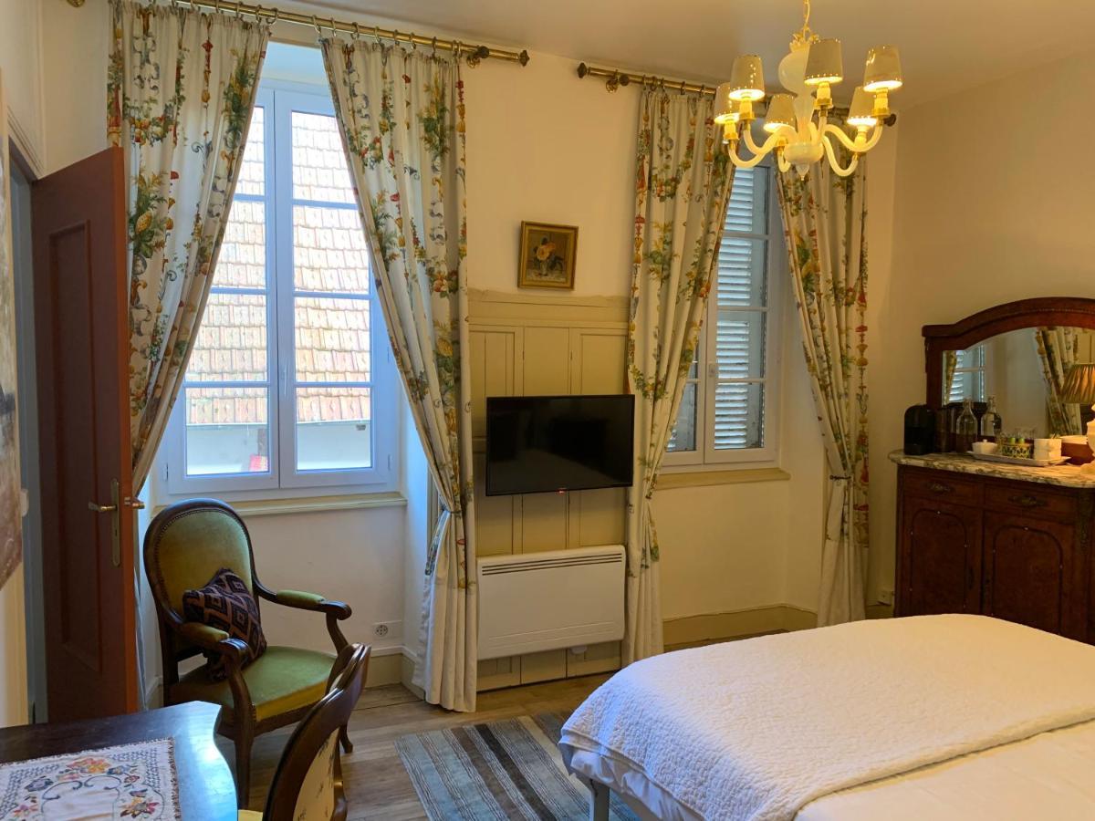 La Grenouille Noire Hotel Marcillat-en-Combraille Buitenkant foto